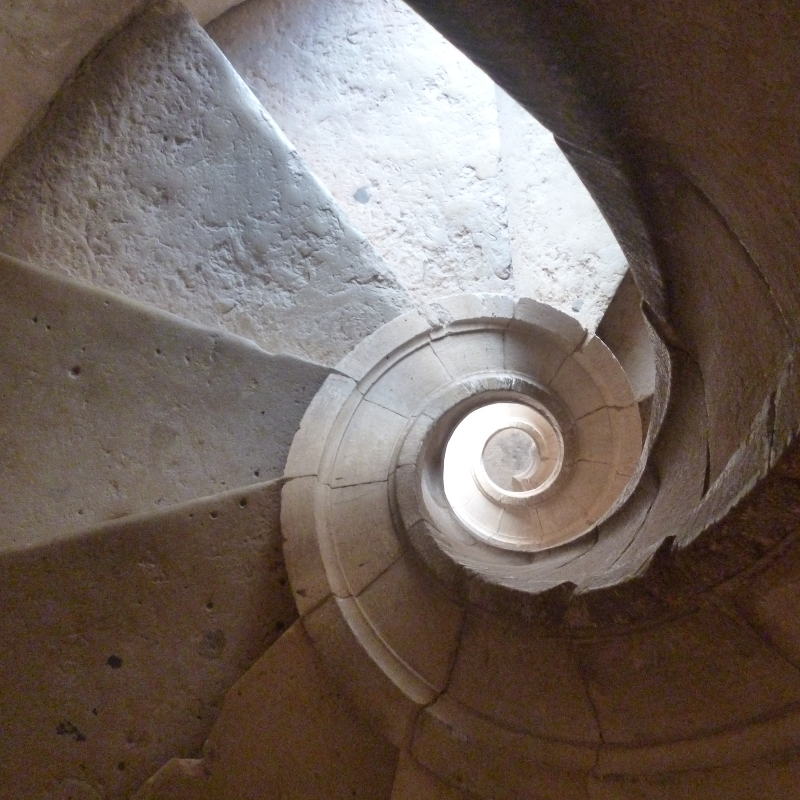 Spiralförmige Turmtreppe als Symbol für Entwicklungsstufen